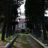 Ma � a Poggiofranco, all�inizio di via Camilla Rosalba, che si trova quella che � la dimora inutilizzata pi� magnificente di Bari: Villa Costantino. Un gioiello voluto dall�imprenditore tessile Giovanni Costantino che ne fece nella seconda met� dell�800 un luogo di villeggiatura estiva, all�epoca attorniato da 9000 metri quadri di rigogliosa vegetazione

